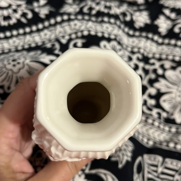 Lenox Vintage Raised Iris Vase with Gold Line Trim Ivory Cream Bud Giftware Chin - Picture 4 of 7